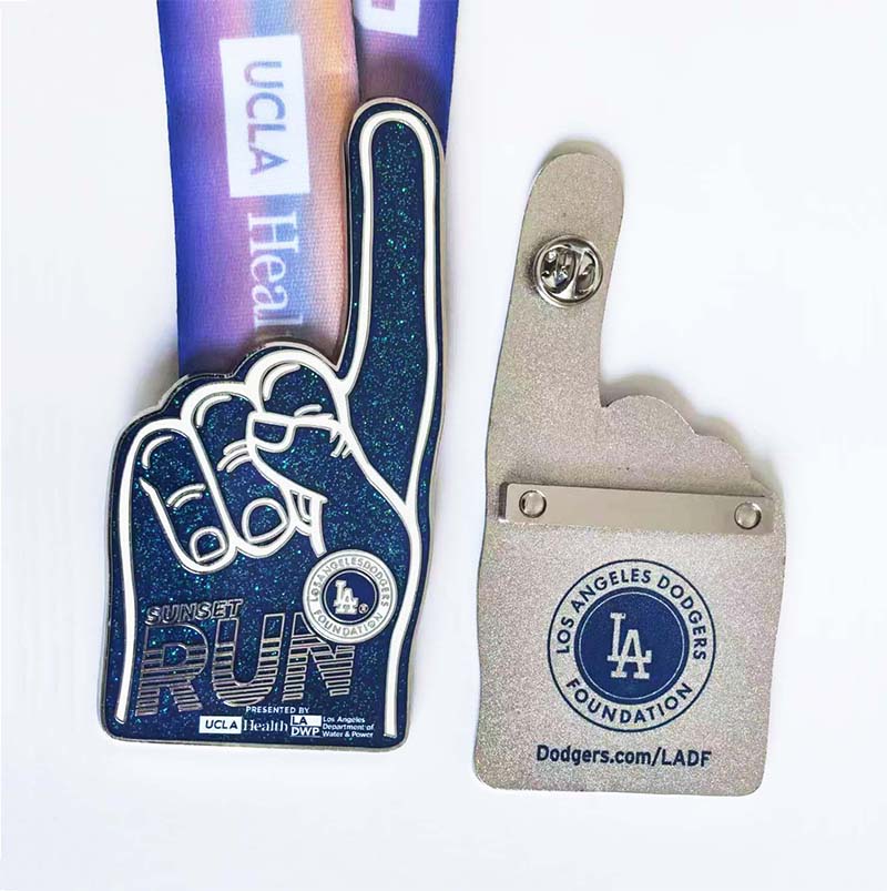 Silver plated cheering badge with needle buckle