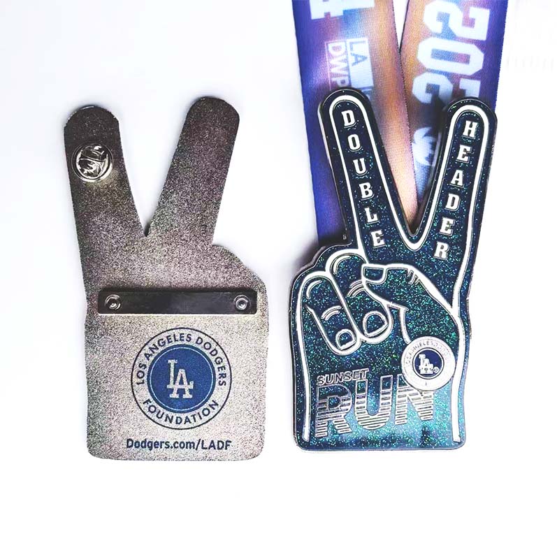 Silver plated cheering badge with needle buckle